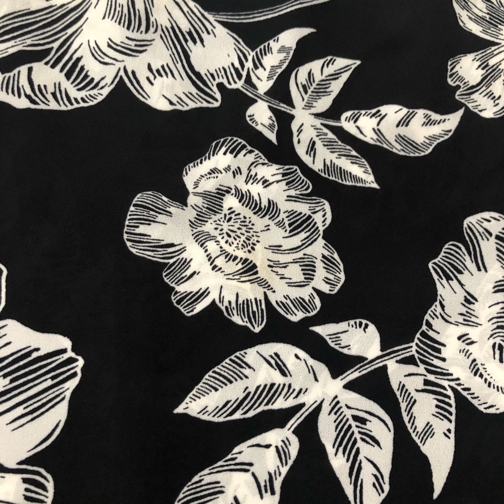 Shirttail Style Black/White Floral Tank - Picture 5 of 6